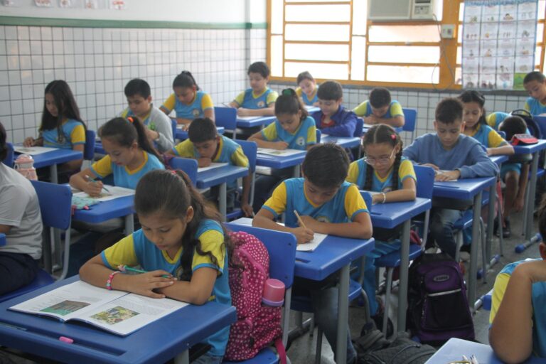 Manaus celebra avanços: Mais de 96% dos alunos do 3º ano alfabetizados em 2023