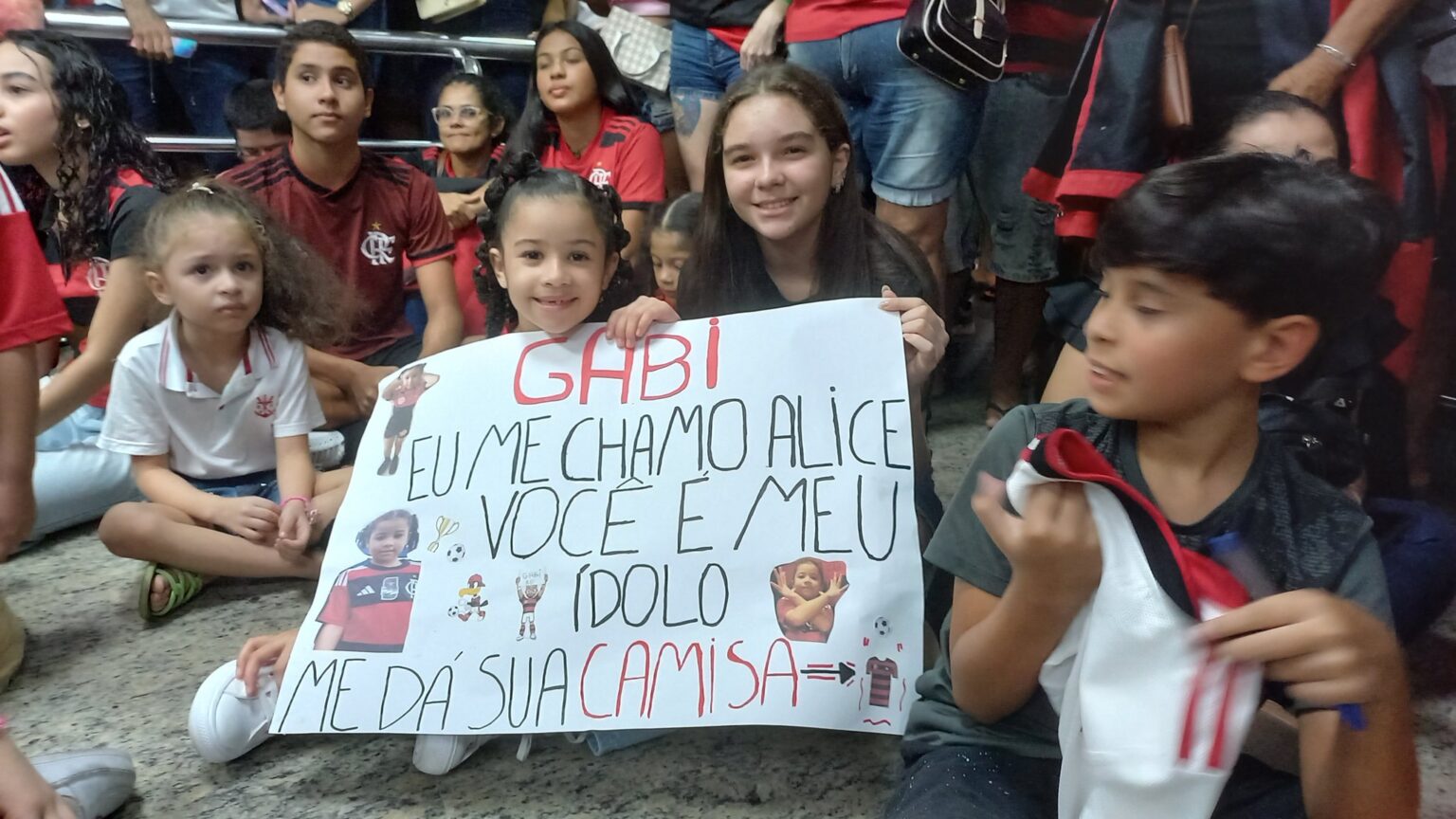 Crianças flamenguistas recebem ídolos em Manaus com cartazes e certidão de nascimento