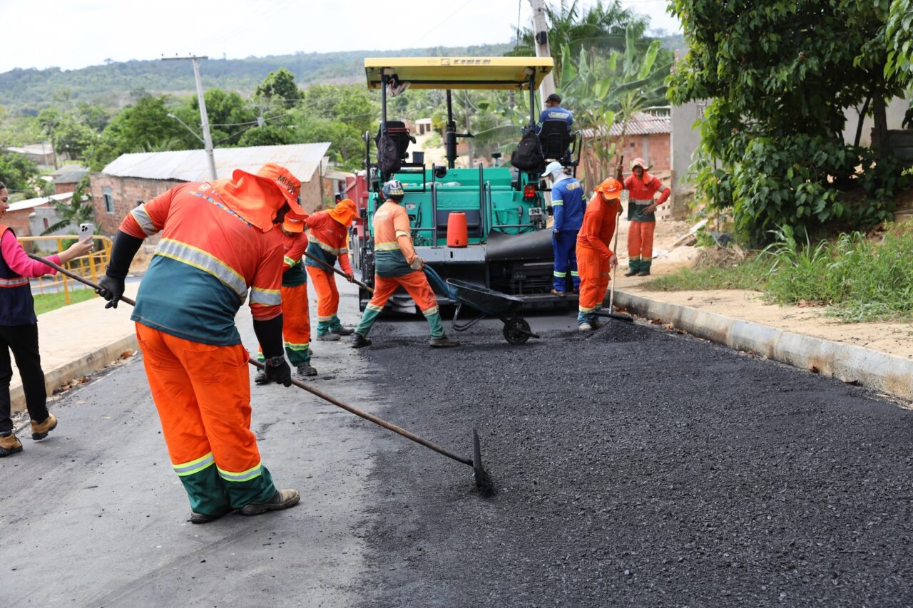 Prefeitura de Manaus pavimenta rua principal da comunidade Parque das Tribos