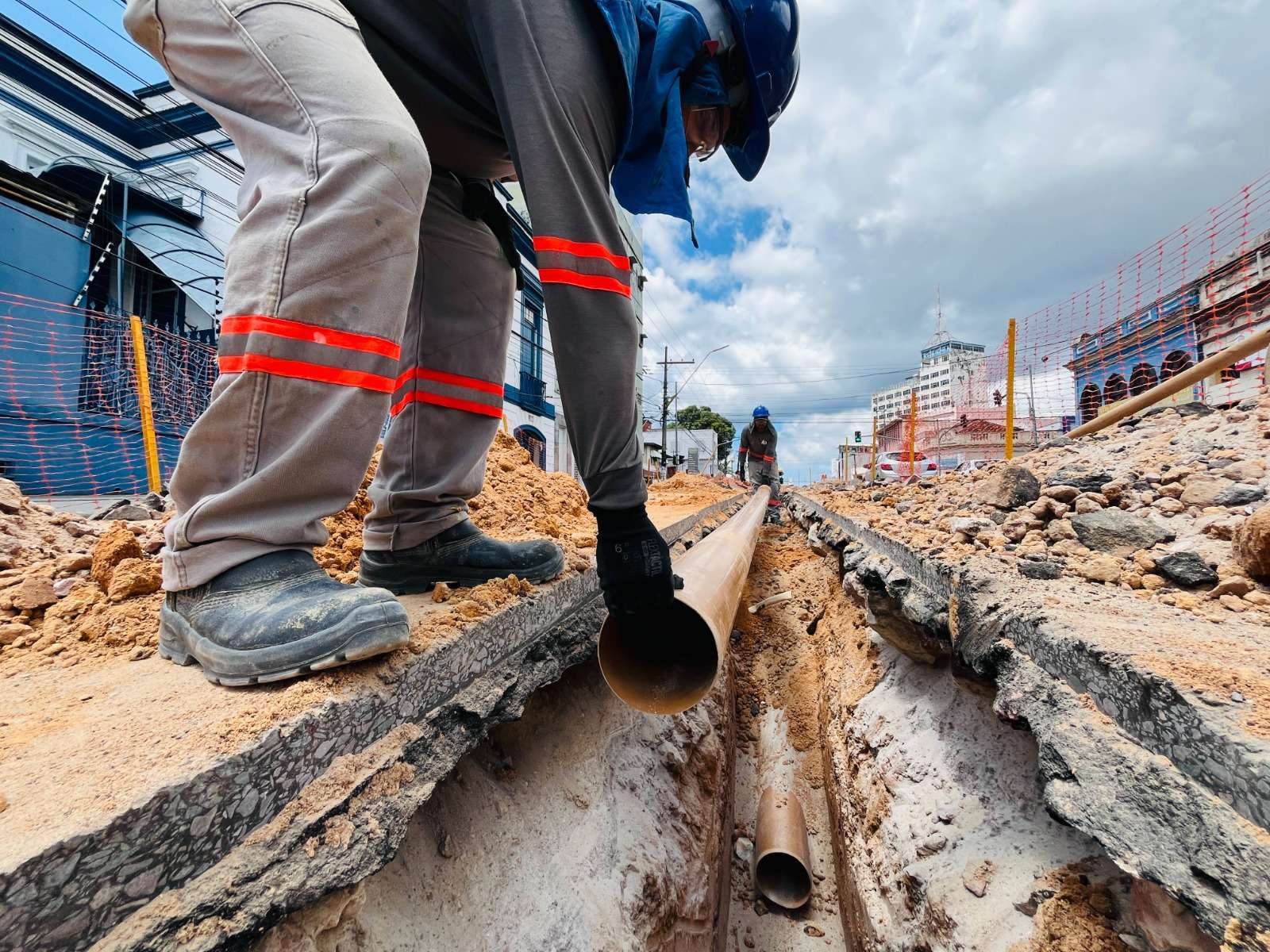 Obras de instalação de rede de esgoto chegam à avenida Djalma Batista, em Manaus