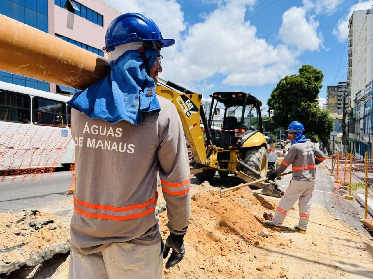 Obras de instalação de rede de esgoto chegam à avenida Djalma Batista, em Manaus