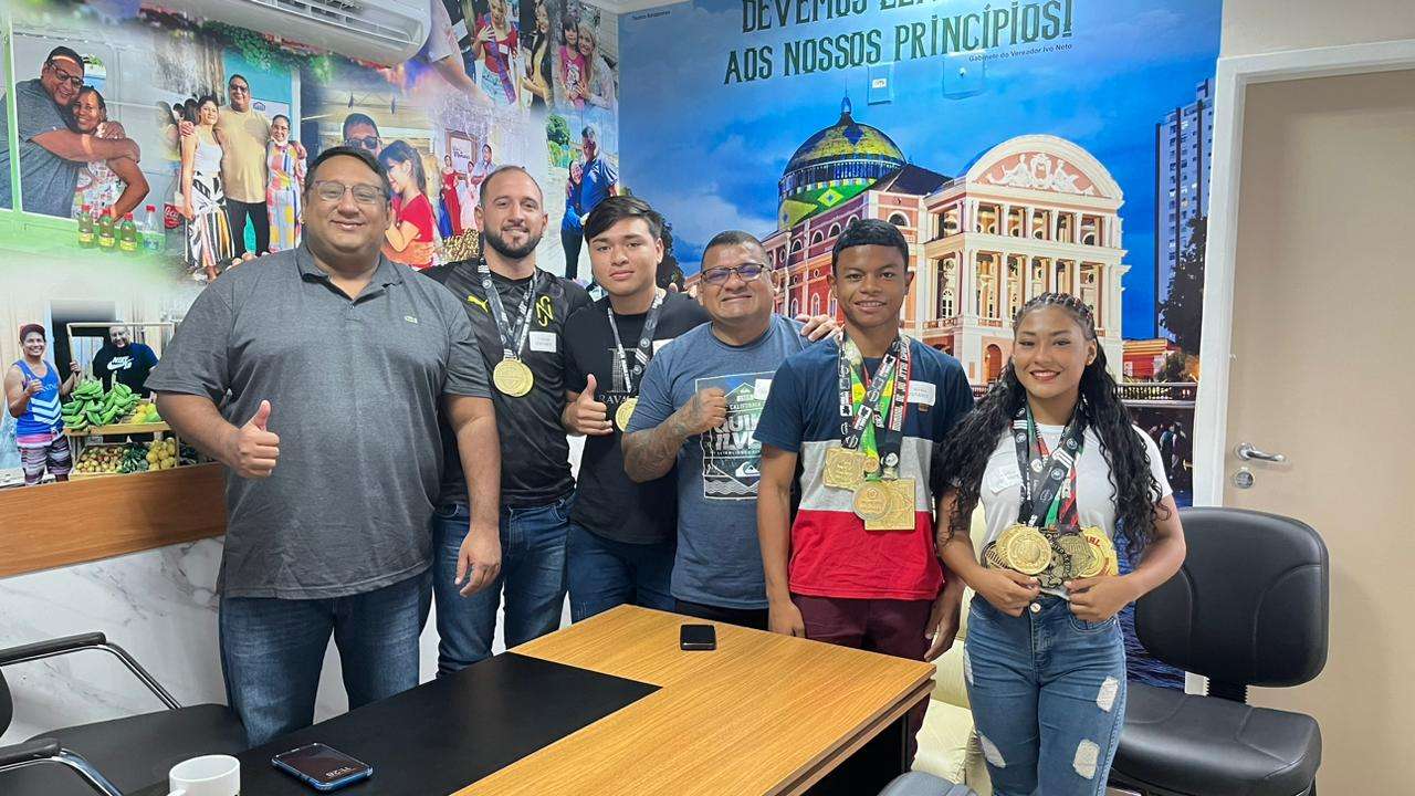 Na manhã desta sexta-feira (23/02), o vereador Ivo Neto (PMB) recebeu o mestre de jiu-jitsu, Airton Santos, professor da Academia Top Team, situada no bairro do Mauazinho, zona Leste de Manaus. Uma das academias apoiada pelo Programa “Esporte na Periferia” idealizado pelo parlamentar. Acompanhado dos atletas Hebert, Derickson Leão, Thainá Guimarães e Jhonnata de Moraes, todos agraciados com medalhas de ouro no Campeonato Taça Amazonas Bjj 2024, ocorrido no último sábado, dia 17/02, na Arena Poliesportiva Amadeu Teixeira. Os atletas vieram agradecer ao vereador Ivo Neto pelo apoio nos campeonatos regionais. O Programa Esporte na Periferia inscreveu 113 atletas, resultando em 26 medalhas de ouro, 15 de prata e 33 de bronze. “Viemos expressar nossa gratidão ao vereador Ivo Neto pelo incentivo ao esporte comunitário. Diversos atletas de alto rendimento têm surgido aqui, verdadeiros campeões. Agora, eles seguirão para São Paulo em busca de novas conquistas no esporte, e mais uma vez nosso vereador nos apoiará para realizar esse sonho e trazer mais um título para nossa cidade”, destacou o professor Airton Santos. Sobre o Programa Esporte na Periferia O esporte na periferia visa incentivar jovens atletas e promover o bem-estar na melhor idade. Com a entrega de equipamentos e materiais esportivos, o vereador Ivo Neto busca estimular esses projetos periféricos, identificando novos talentos e potenciais atletas de alto rendimento. Mais de 30 projetos recebem o apoio do vereador Ivo Neto, espalhados por todas as zonas da cidade de Manaus.