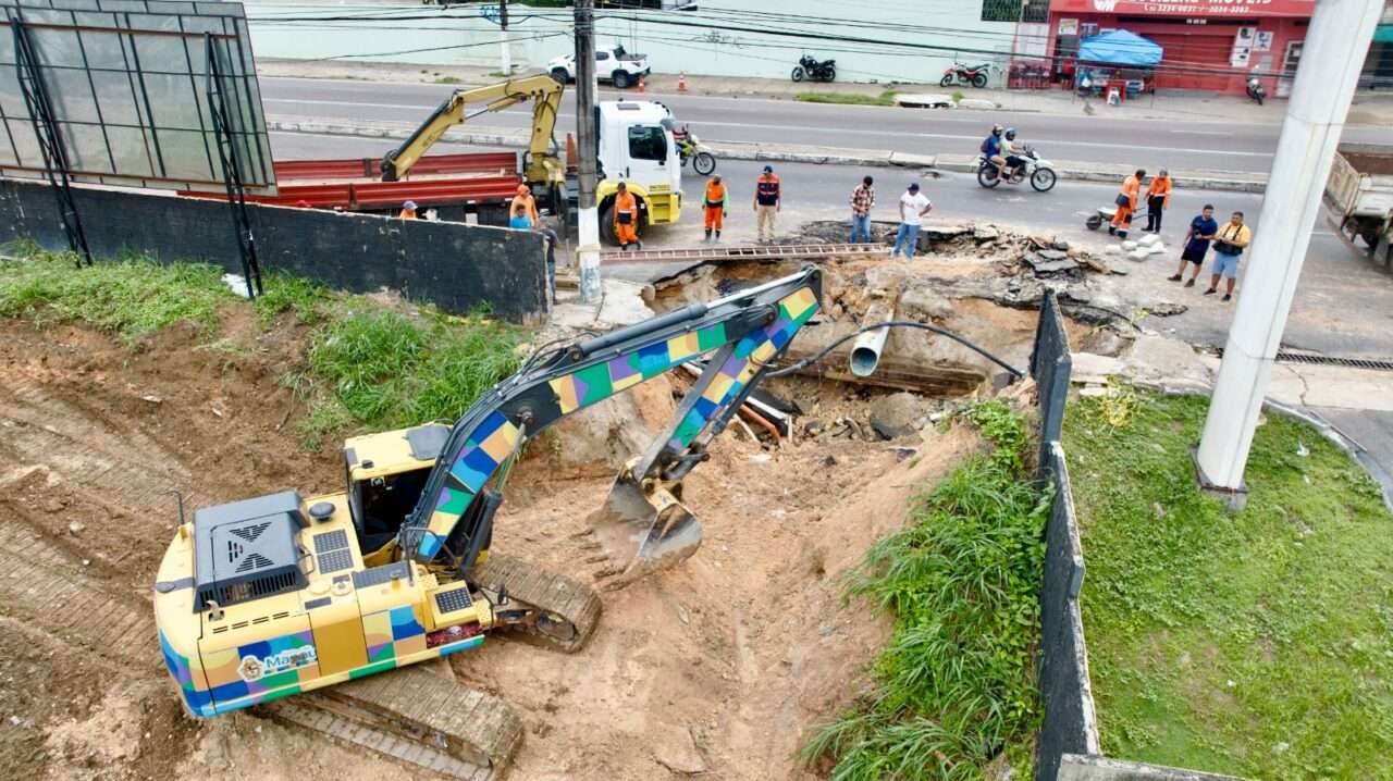 Seminf atua para fechar cratera na avenida Constantino Nery em Manaus