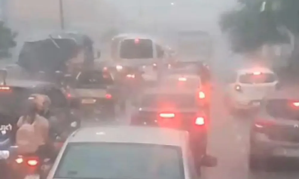 Manaus amanhece sob forte chuva nesta segunda-feira de Carnaval