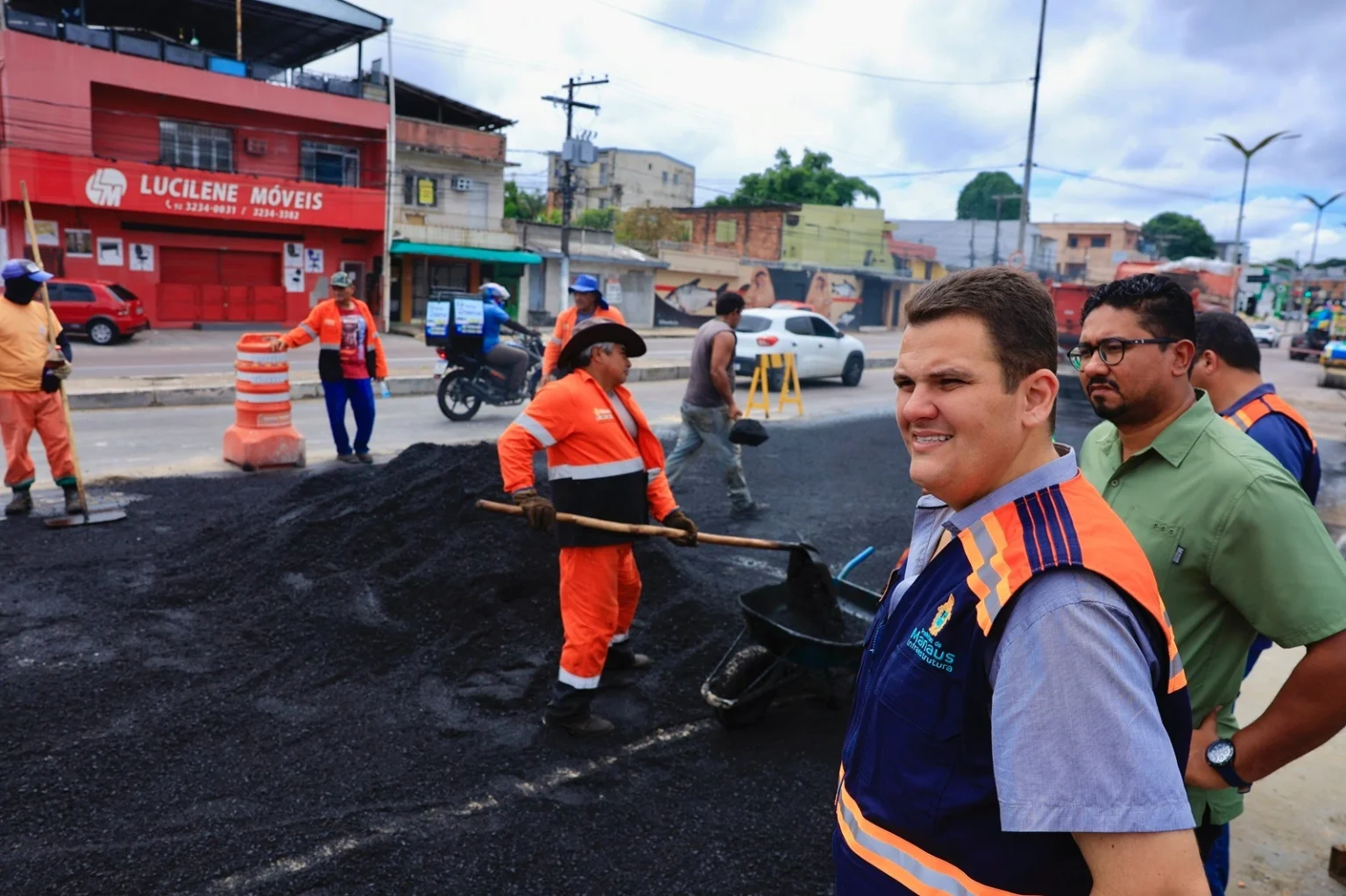 Em tempo recorde, Seminf fecha cratera e libera trecho na avenida Constantino Nery