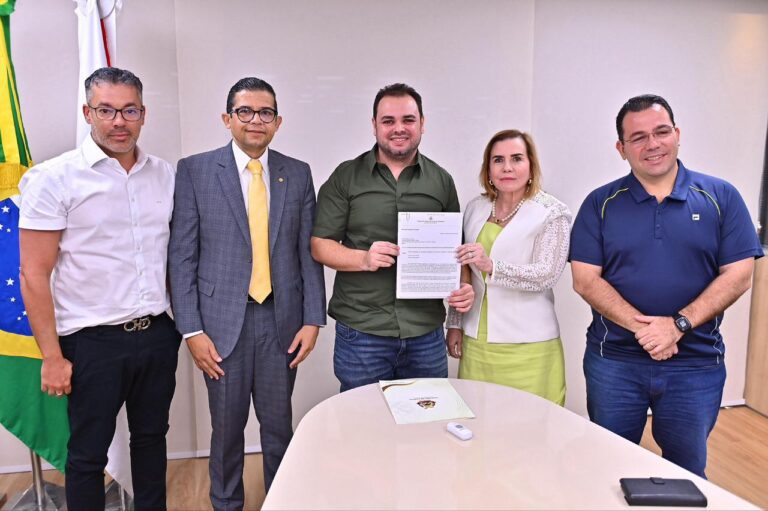 Presidente da Aleam recebe projeto de criação da Ouvidoria da Mulher do TCE/AM