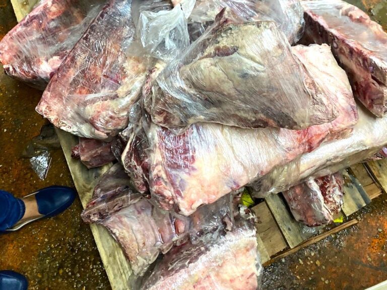 Visa Manaus e Polícia Civil apreendem 1,6 tonelada de carne imprópria em supermercado da zona Sul