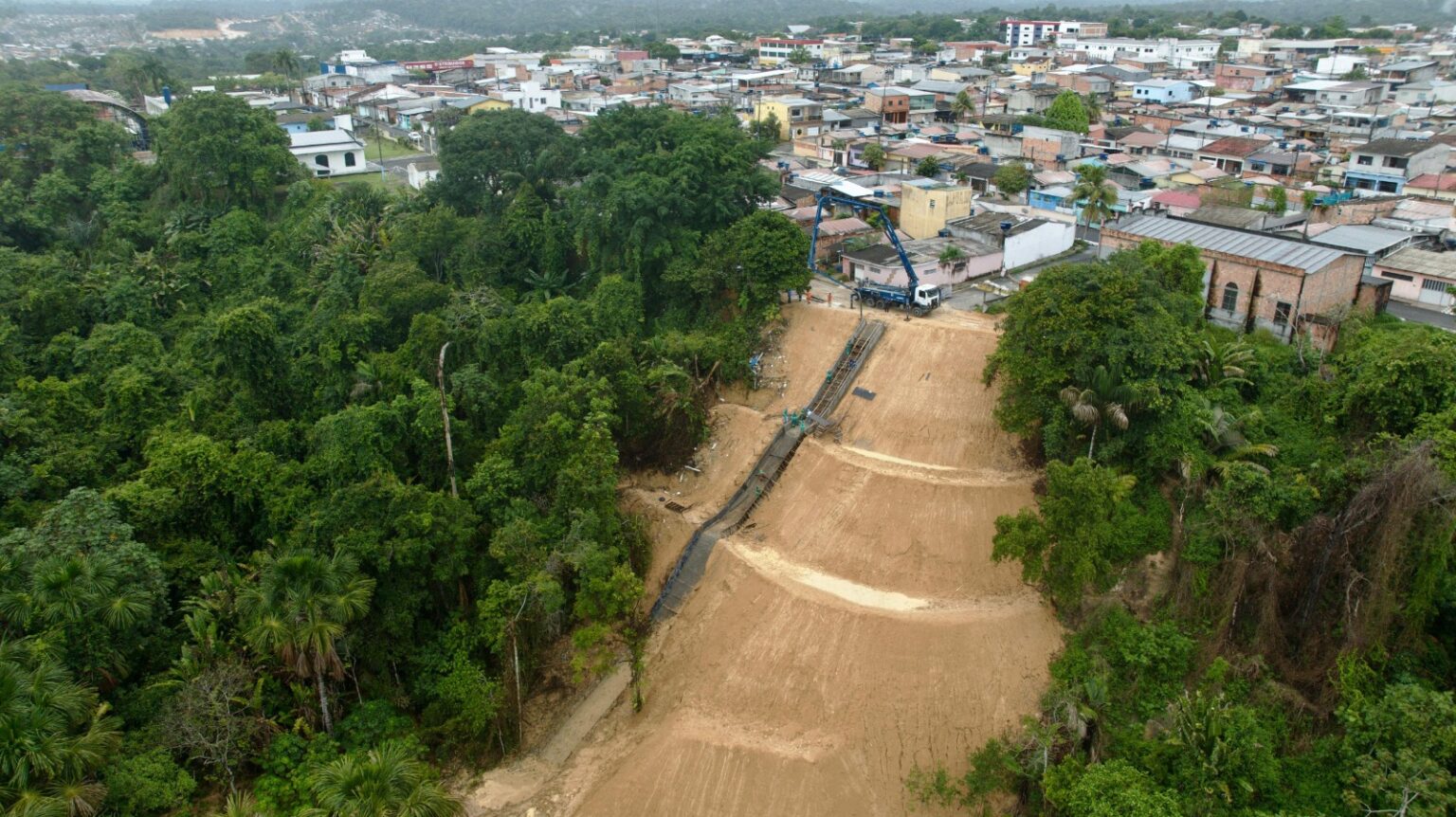 SEMINF constrói escada hidráulica de 60 metros para conter erosão na rua Albânia