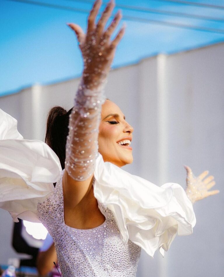 Ivete Sangalo fez live especial para falar sobre show em Manaus