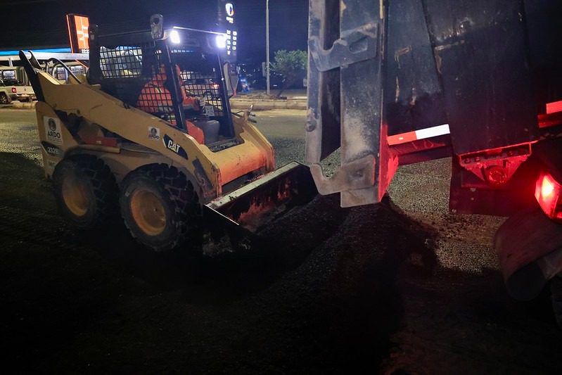 Em fase final do alargamento, prefeitura asfalta terceira faixa criada em trecho da avenida Rodrigo Otávio