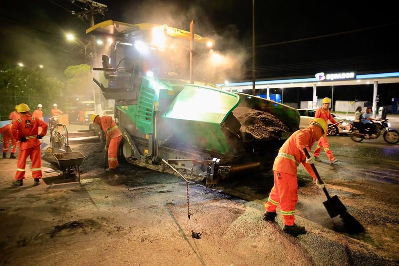 Em fase final do alargamento, prefeitura asfalta terceira faixa criada em trecho da avenida Rodrigo Otávio