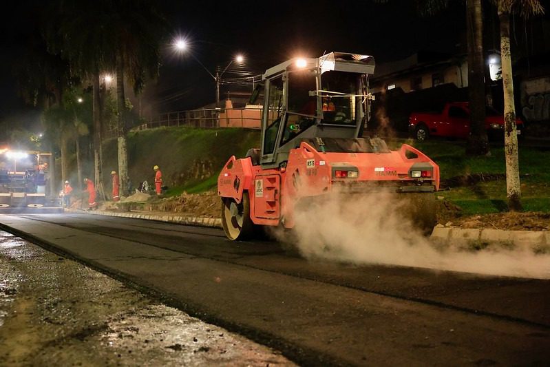 Em fase final do alargamento, prefeitura asfalta terceira faixa criada em trecho da avenida Rodrigo Otávio