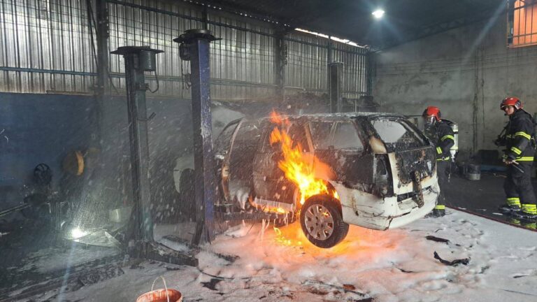 Carro pega fogo em oficina de Manaus