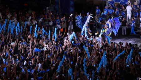 Torcida azulada lota o Sambódromo no lançamento do álbum “Cultura – O Triunfo do Povo”