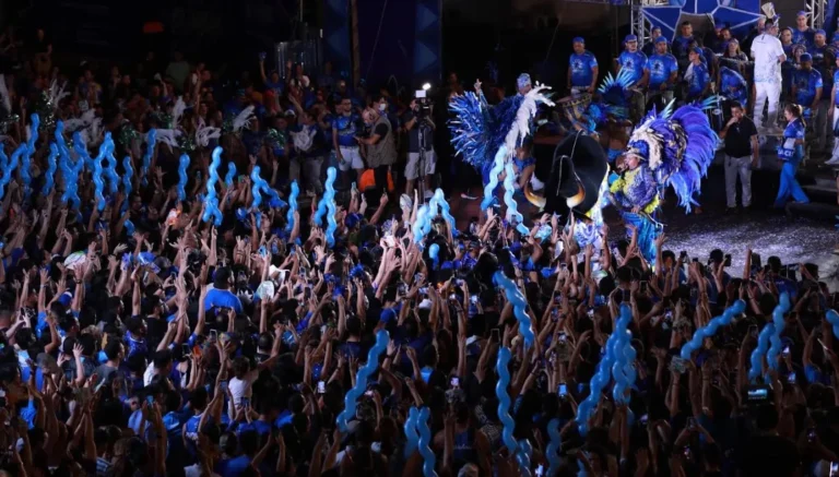 Torcida azulada lota o Sambódromo no lançamento do álbum “Cultura – O Triunfo do Povo”