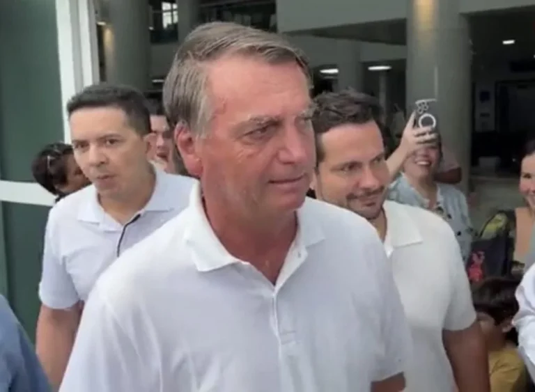 Ex-presidente Jair Bolsonaro é internado novamente em Manaus