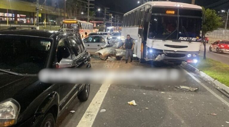 Ônibus com integrantes de quadrilha junina sofre acidente em Manaus