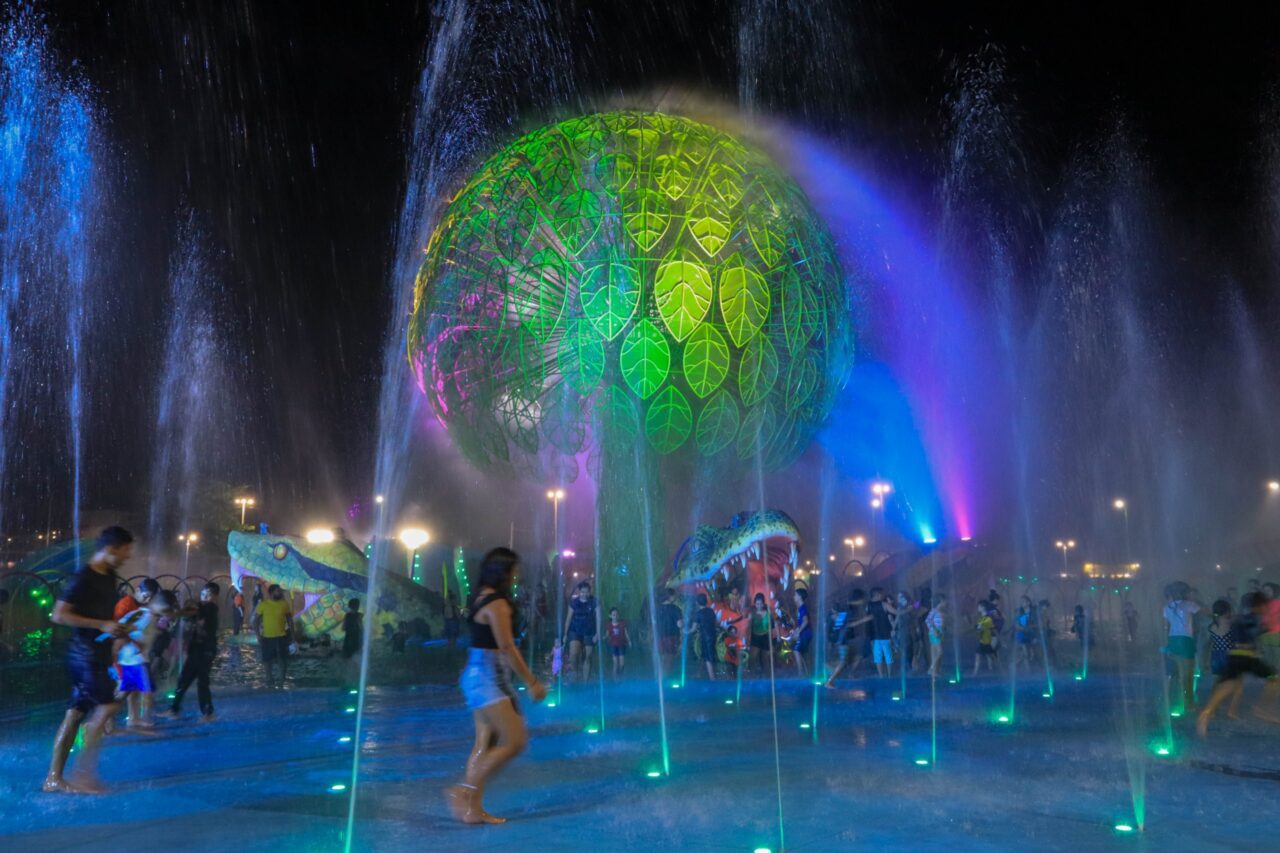 Portal Remador Com formato de nuvem de neblina, chafariz de 15 metros da praça molhada do Gigantes da Floresta encanta visitantes