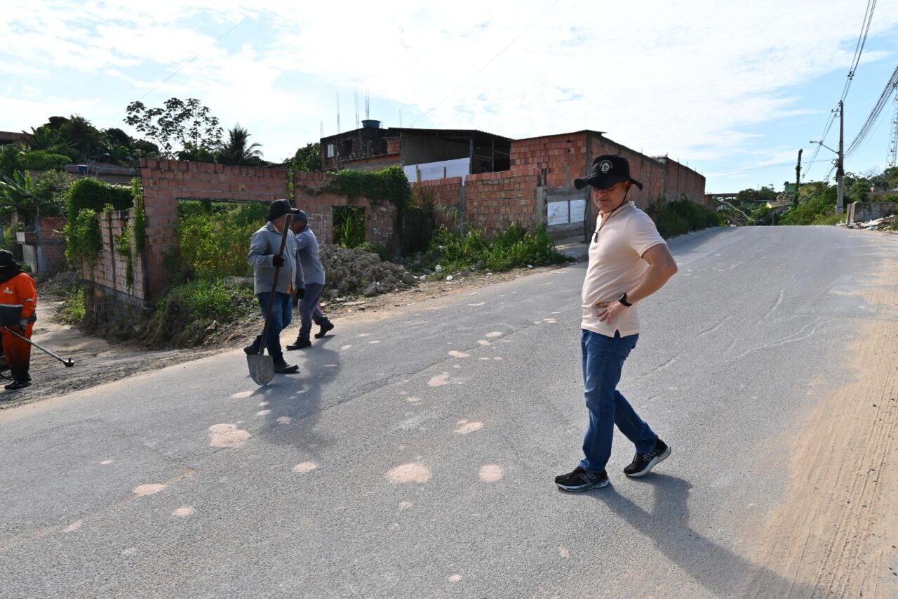 Prefeito vistoria obras e serviços de pavimentação de ruas em Manaus