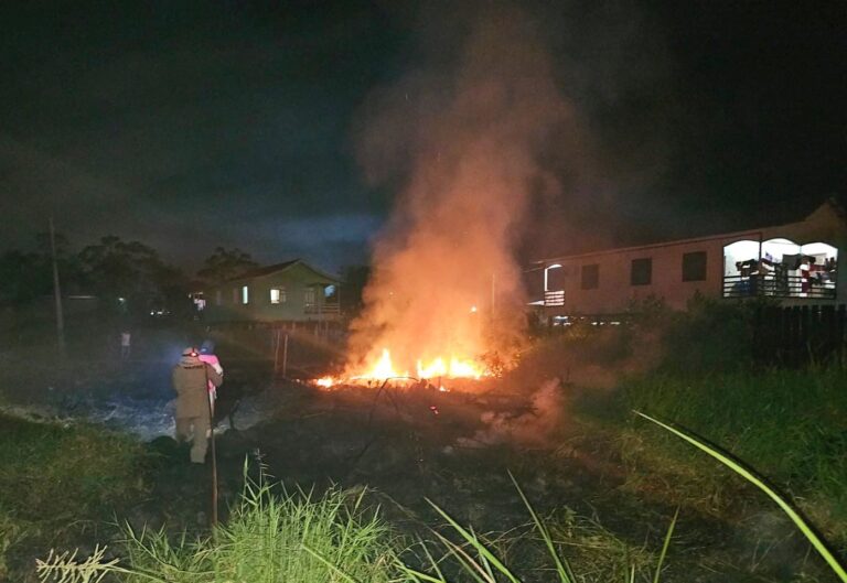 Em Boca do Acre, Corpo de Bombeiros impede propagação de incêndio em vegetação para residências do entorno