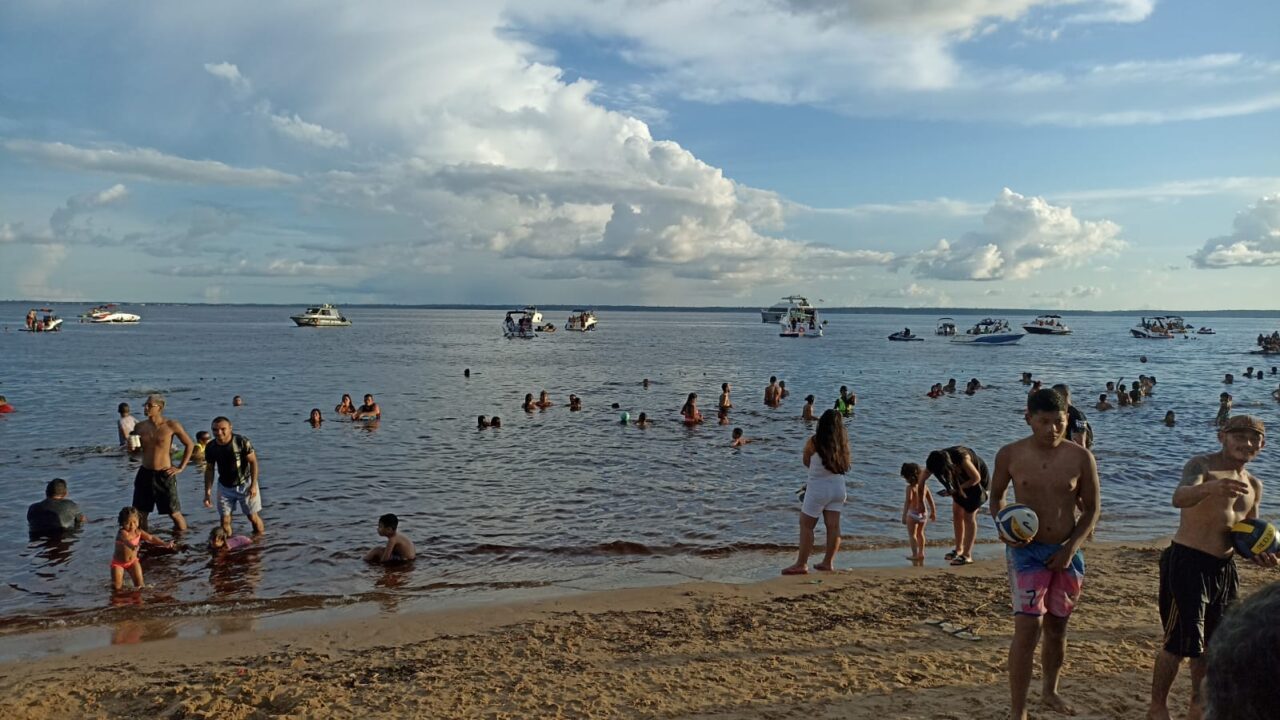 Alerta para distanciamento seguro de embarcações na praia da Ponta Negra