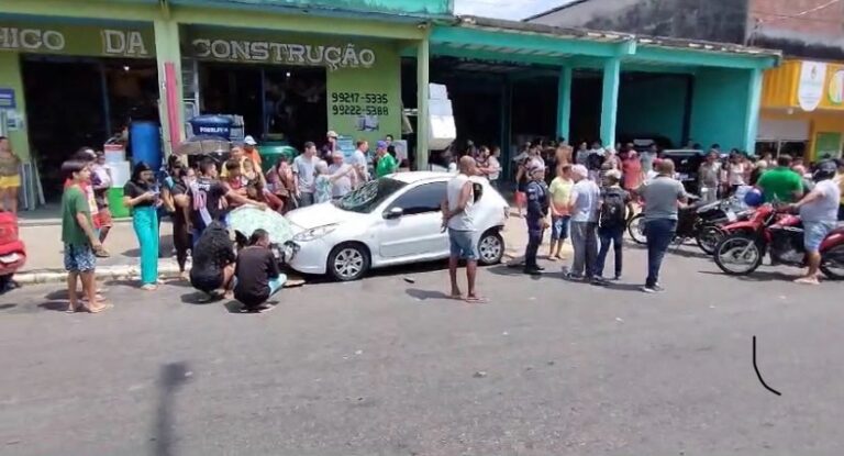 Motorista perde controle de carro e atropela pedestres em Manaus