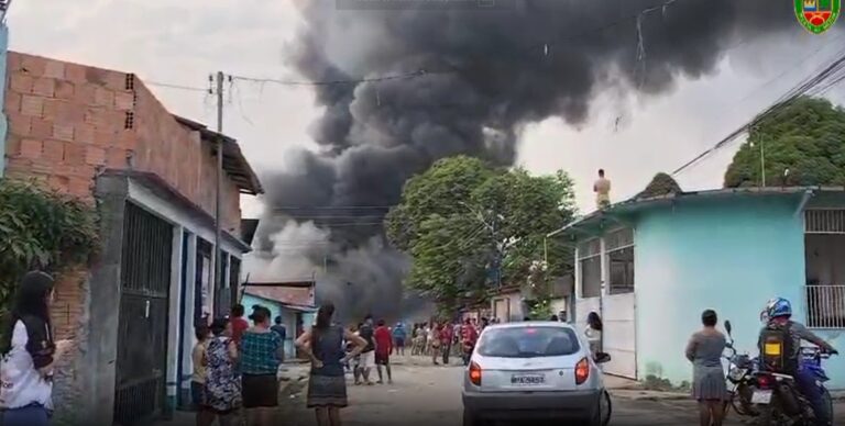 Incêndio em fábrica na Colônia Terra Nova coloca residências em risco