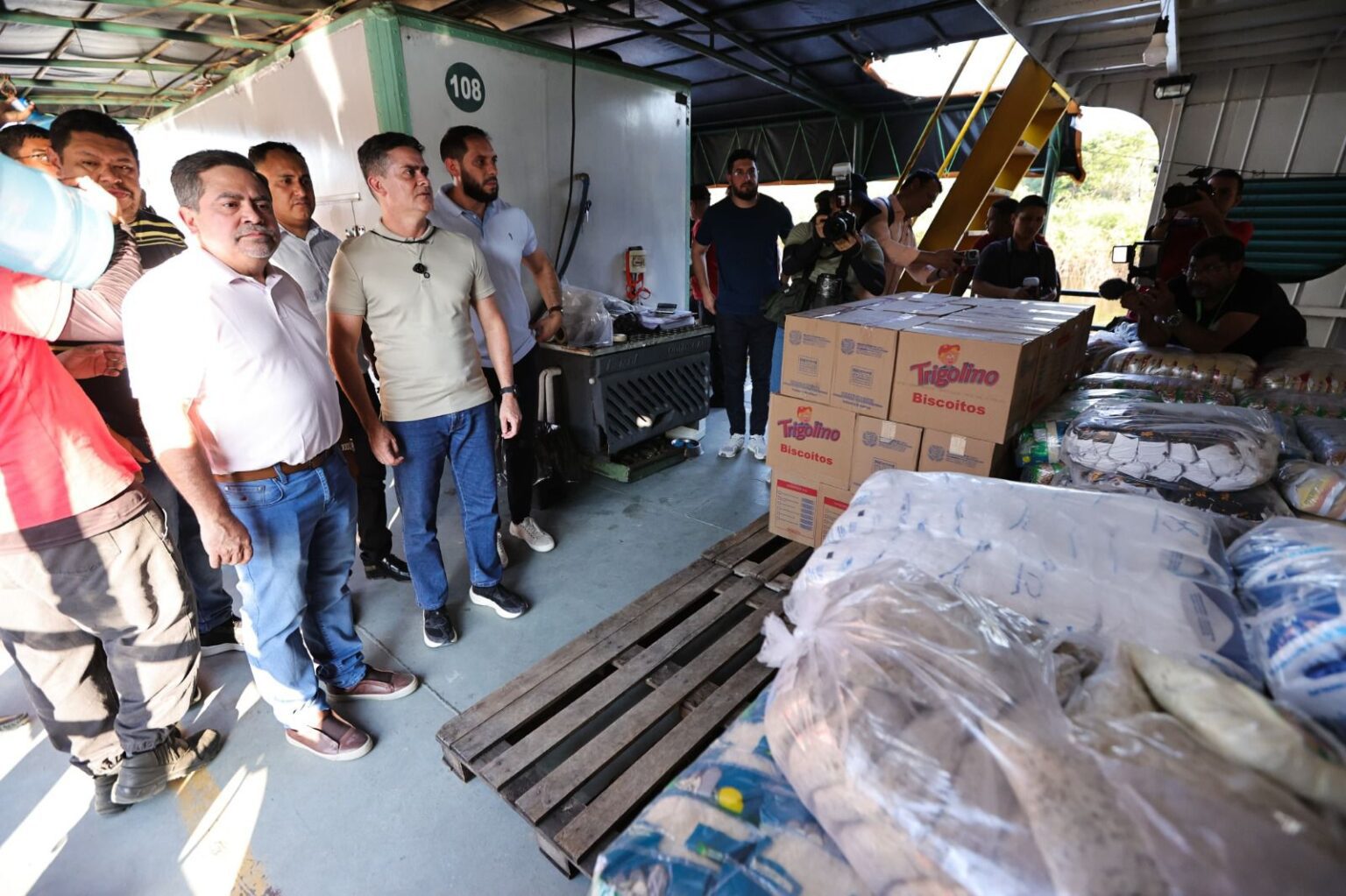 Por determinação do prefeito David Almeida, escolas ribeirinhas começam a receber alimentos para enfrentar a estiagem