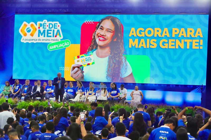 CAIXA participa do anúncio da expansão do programa Pé-de-Meia