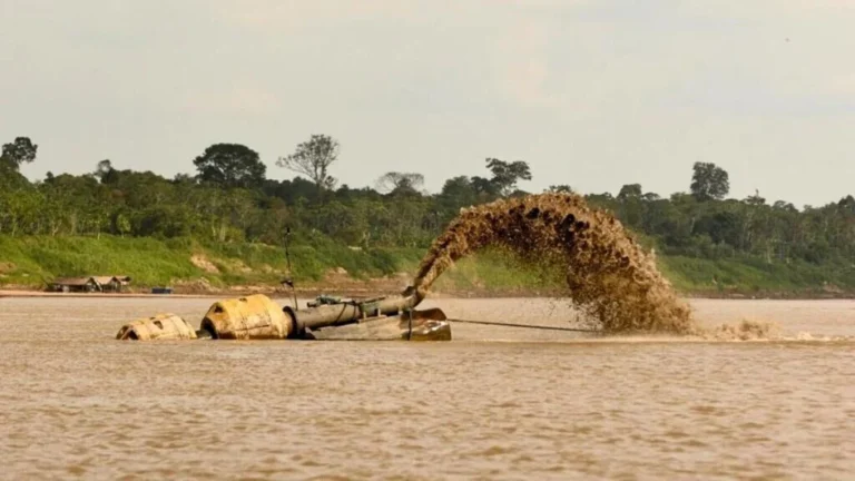 Píer flutuante da Norcoast assegura transporte de contêineres em meio à seca no Amazonas