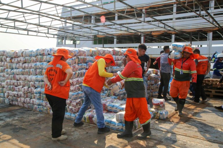 Prefeitura leva ajuda humanitária da operação Estiagem a 43 comunidades ribeirinhas afetadas pela seca