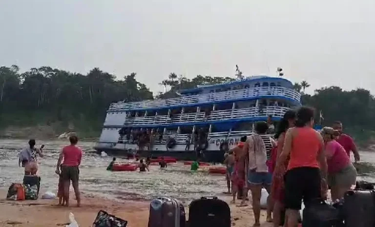 Passageiros se salvam de naufrágio no Rio Juruá, Amazonas