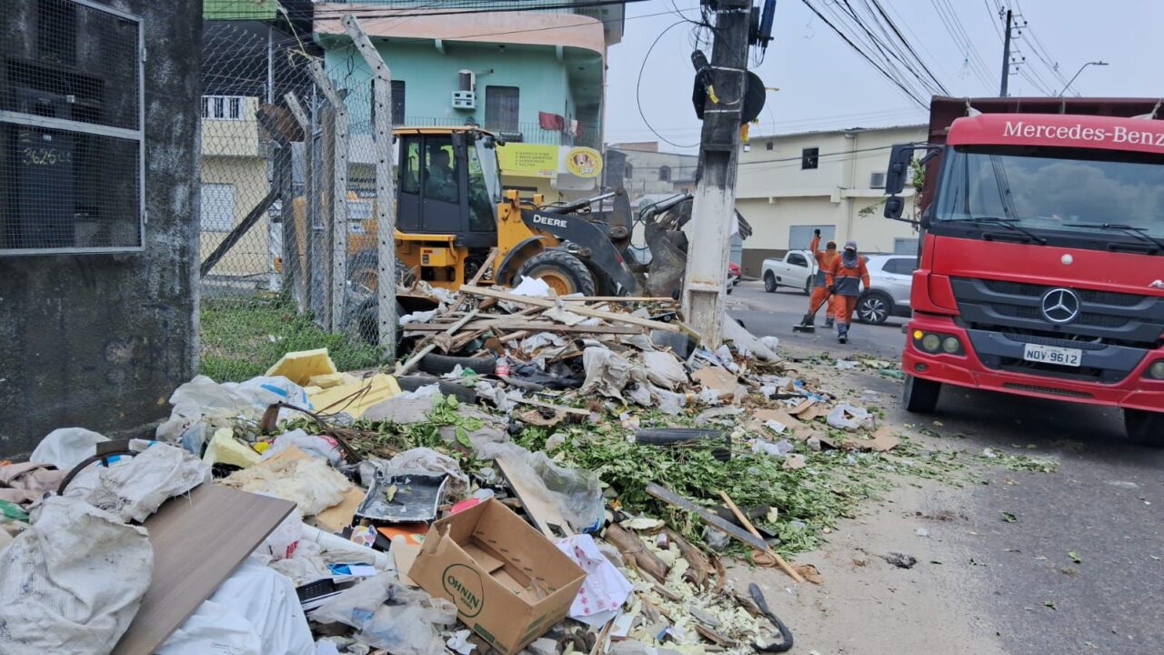 Prefeitura remove lixo e entulho de lixeira viciada na avenida Brasil em Manaus