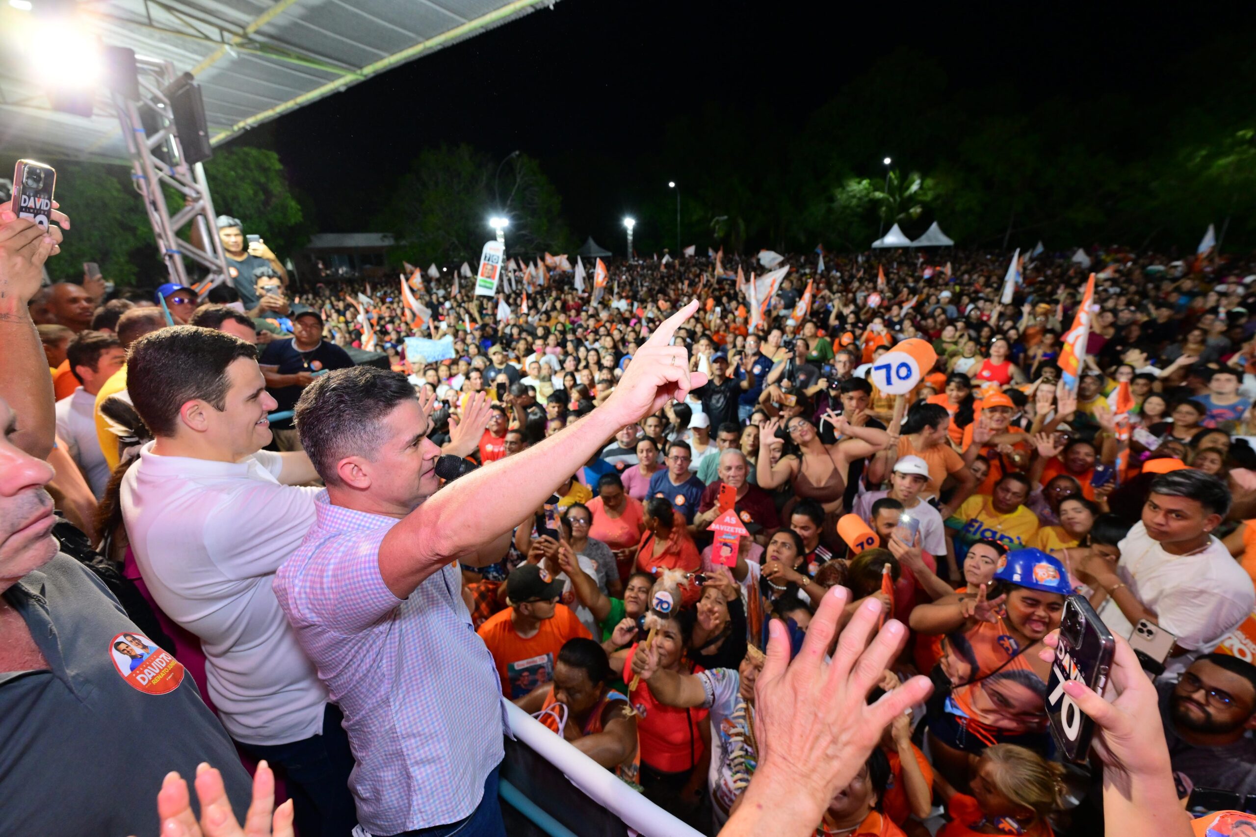 Emoção marca encontro de David Almeida com mais de sete mil apoiadores na zona Centro-Sul de Manaus