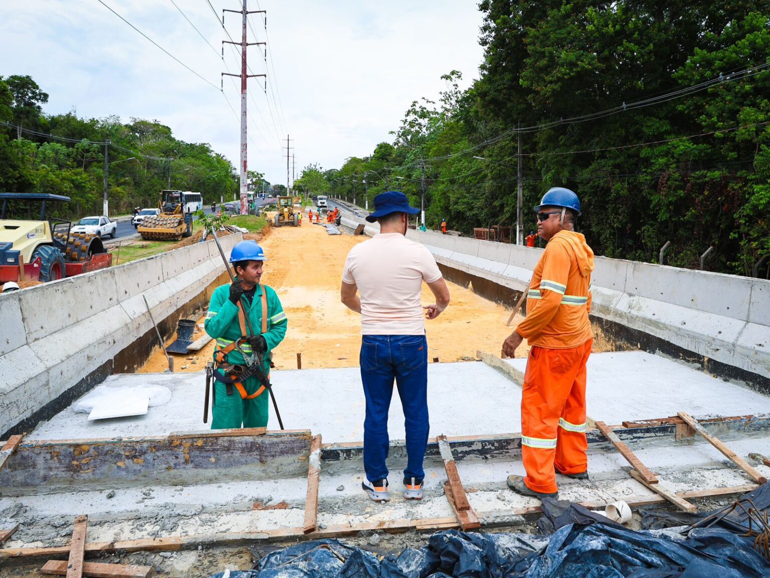 Prefeito David Almeida fiscaliza obras do viaduto Márcio Souza que será entregue nos próximos dias