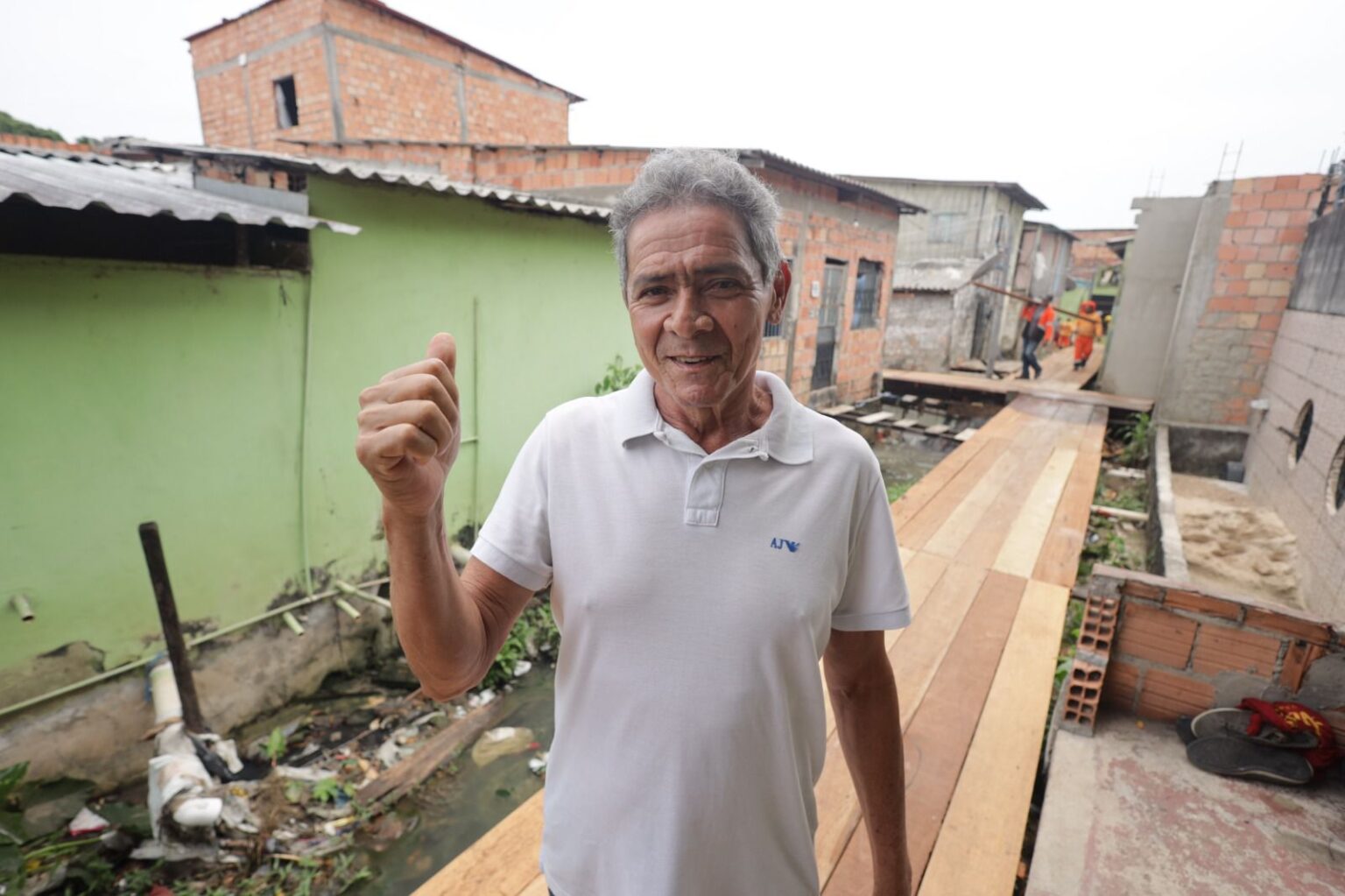 Moradores do beco da Paz, no Nova Esperança, recebem nova ponte de madeira construída pela prefeitura