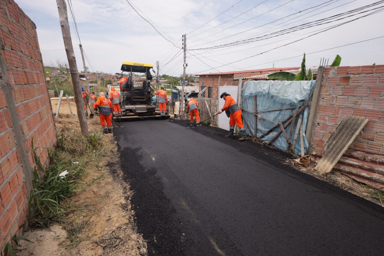 Rua Cumaru no bairro Jorge Teixeira recebe serviços inéditos de pavimentação da prefeitura