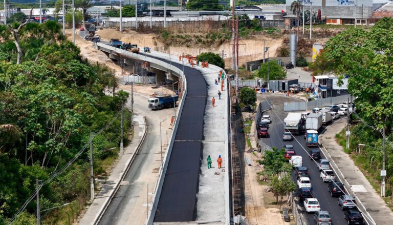 Viaduto Márcio Souza começa a receber asfalto para entrega nos próximos dias, diz prefeito David Almeida