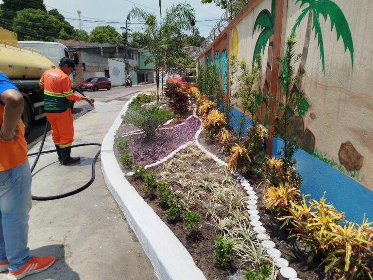 Jardim sustentável construído no bairro Adrianópolis recupera área de lixeira viciada