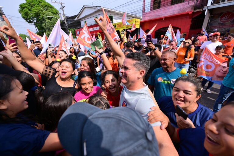 Após caminhada na zona Norte de Manaus, prefeito participou de adesivaço para intensificar campanha