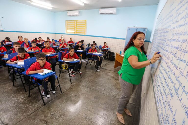 Professor da rede municipal de Manaus tem o quinto melhor salário entre as capitais do Brasil