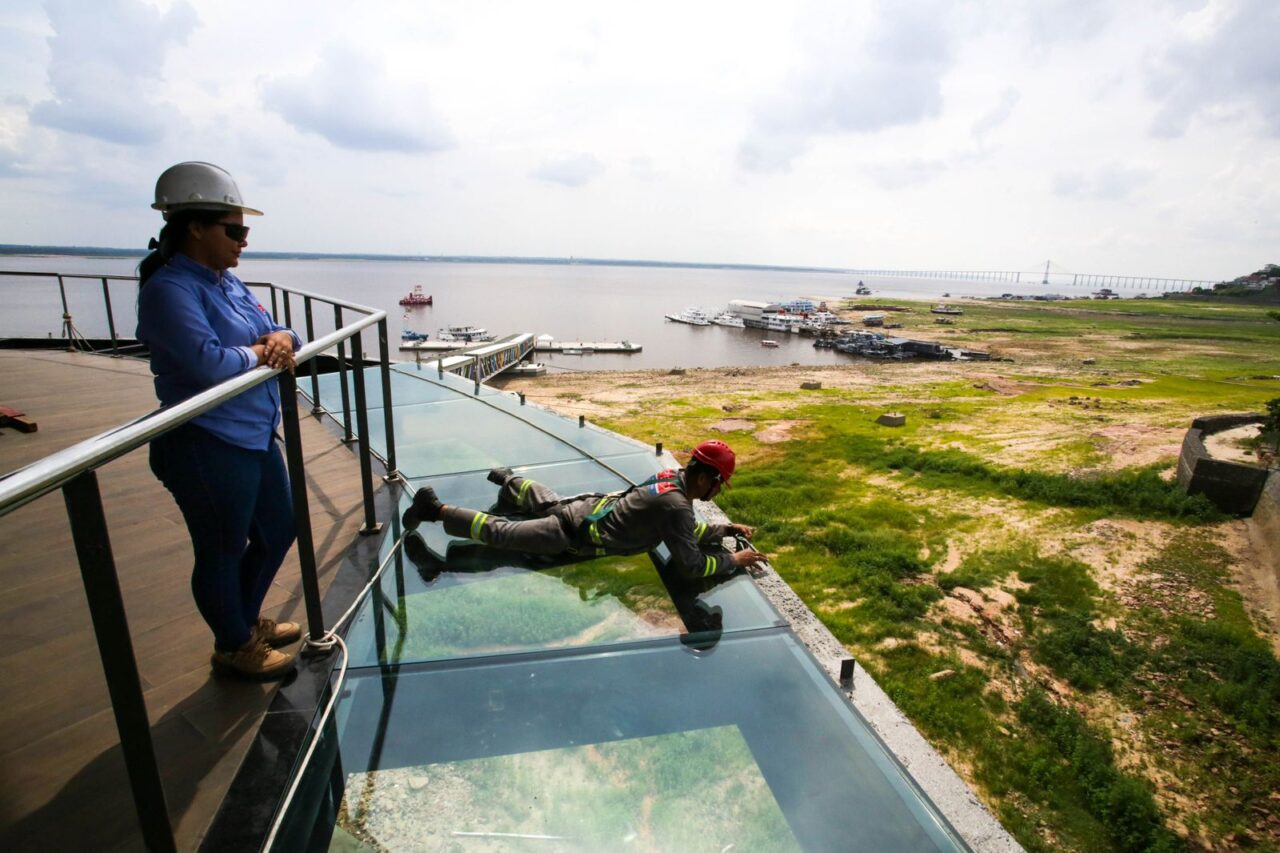 Primeiro Skyglass em Manaus começa a receber a instalação das peças do piso no mirante Lúcia Almeida