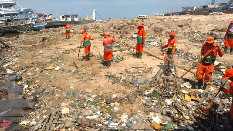 Prefeitura de Manaus retira lixo da orla da Manaus Moderna