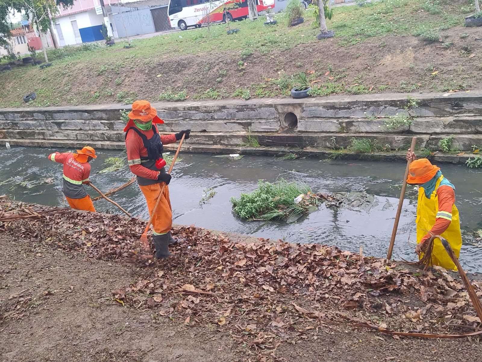 Prefeitura de Manaus realiza limpeza no igarapé do Passarinho e reforça ações ambientais na cidade