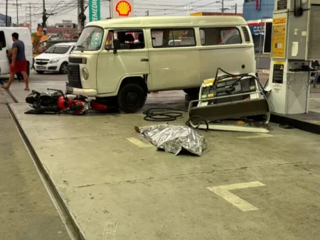 Idoso morre em acidente em posto de combustível e motociclista fica ferido em Manaus