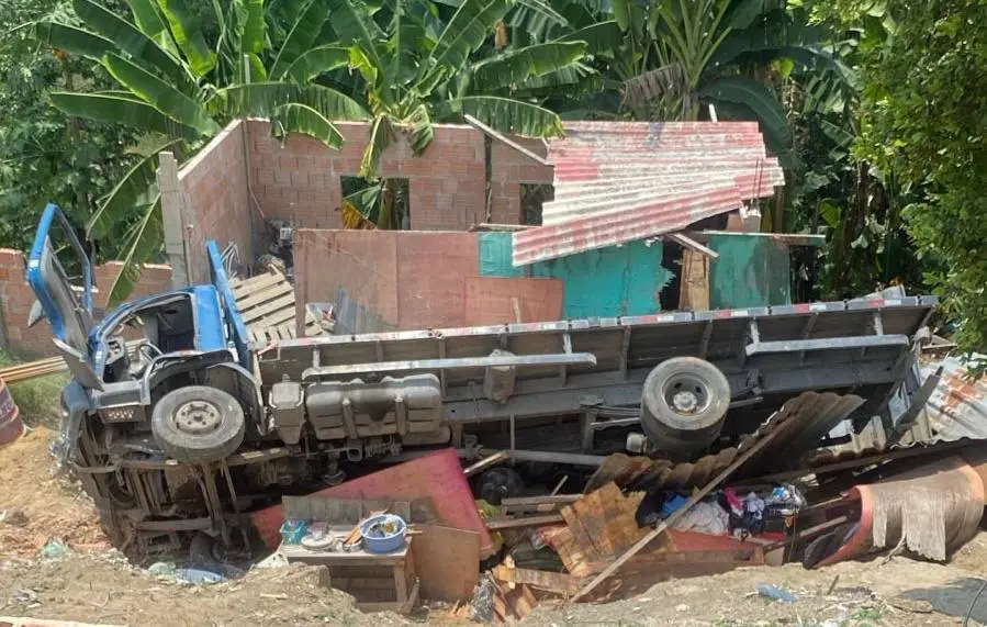 Caminhão desgovernado cai sobre casa e fere crianças na Zona Leste de Manaus