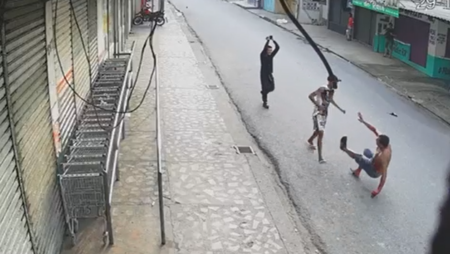 Vídeo: Homem é morto a facadas em frente a mercadinho na zona norte de manaus