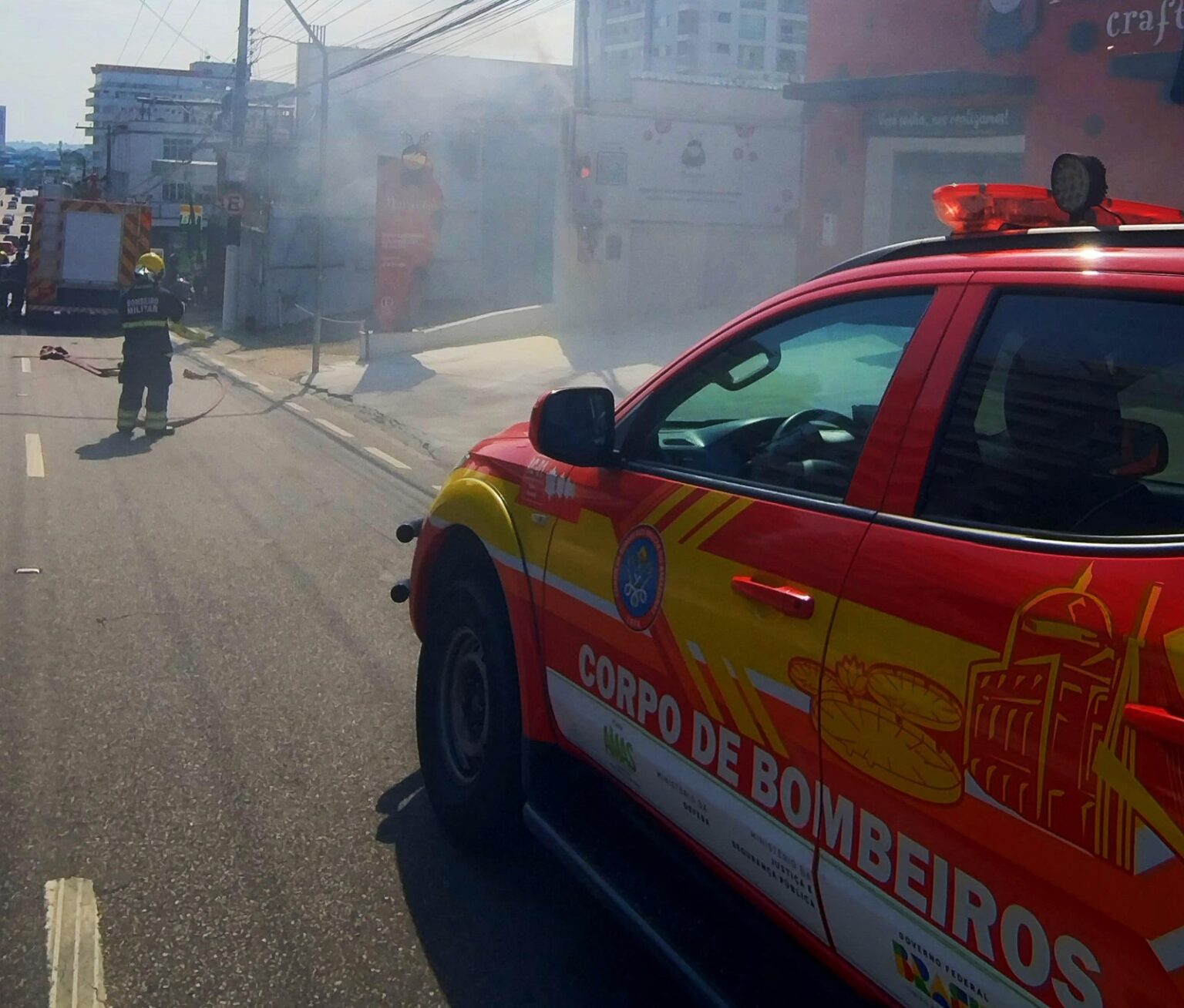 Em ação rápida, bombeiros impedem propagação de incêndio em papelaria no bairro Praça 14