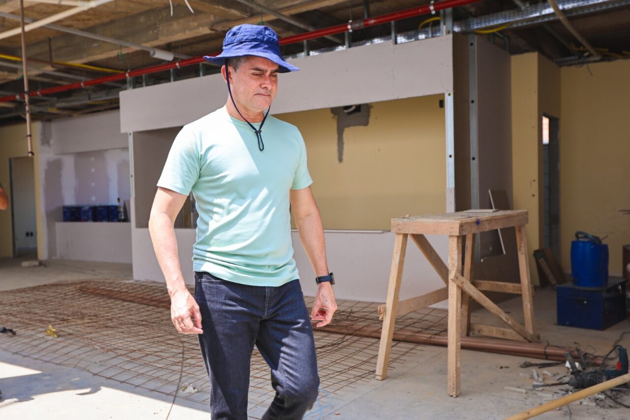 Prefeito David Almeida vistoria UBS de porte 4 no bairro Compensa
