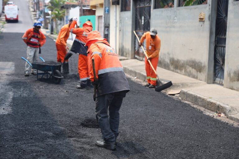 Prefeitura de Manaus atende solicitação de moradores e trabalha na recuperação asfáltica em trecho do bairro Armando Mendes